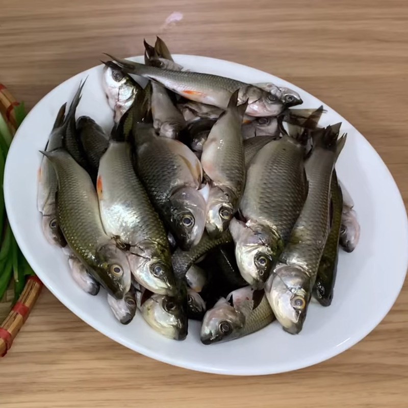 Bước 1 Sơ chế nguyên liệu Cá linh kho me