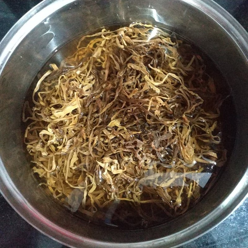 Bước 1 Sơ chế nguyên liệu Măng khô hầm xương heo bằng nồi áp suất