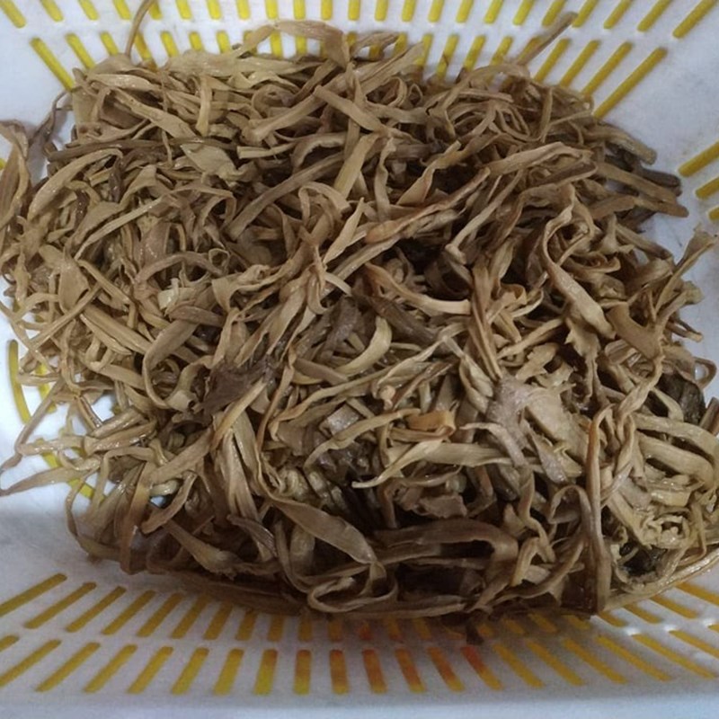 Bước 1 Sơ chế nguyên liệu Măng khô hầm xương heo bằng nồi áp suất