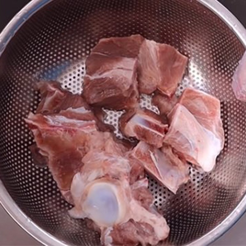Bước 1 Sơ chế nguyên liệu Măng khô hầm xương heo bằng nồi áp suất