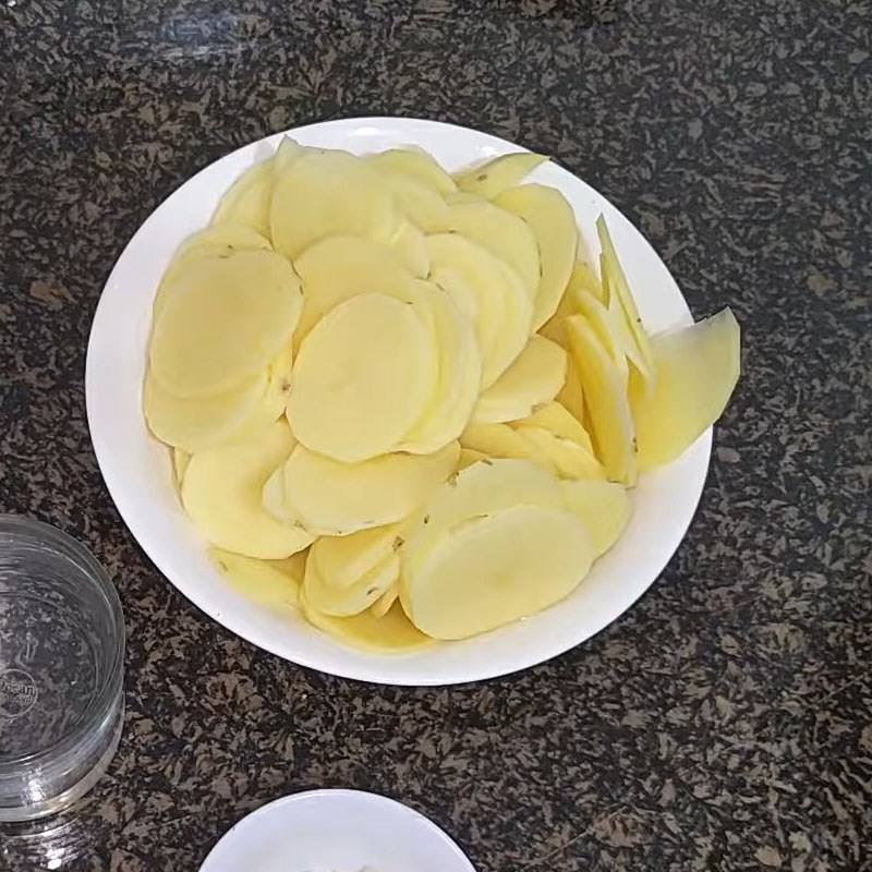 Bước 1 Sơ chế nguyên liệu Khoai tây xào tỏi