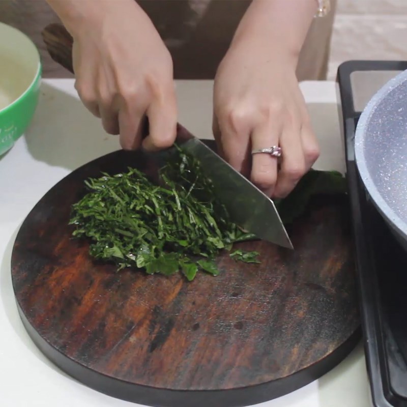 Bước 1 Sơ chế nguyên liệu Trứng chiên lá lốt