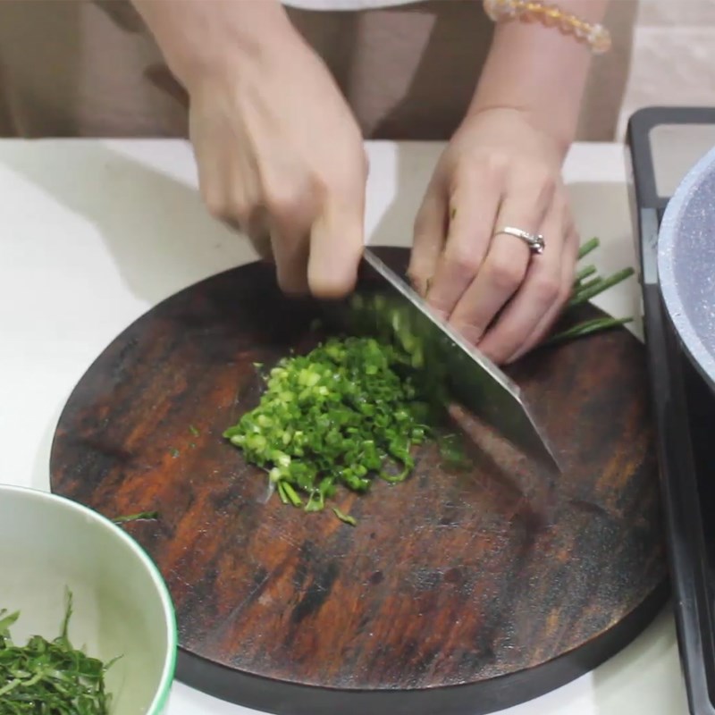 Bước 1 Sơ chế nguyên liệu Trứng chiên lá lốt
