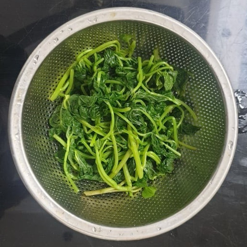 Bước 1 Sơ chế nguyên liệu Gỏi ức gà rau lang