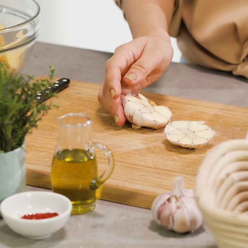 Bước 1 Sơ chế nguyên liệu Khoai tây nướng phô mai bằng nồi chiên không dầu