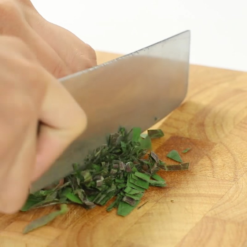 Bước 1 Sơ chế nguyên liệu Trứng chiên lá mơ