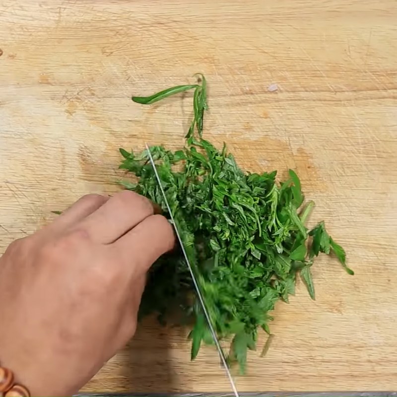 Bước 1 Sơ chế nguyên liệu Trứng rán ngải cứu