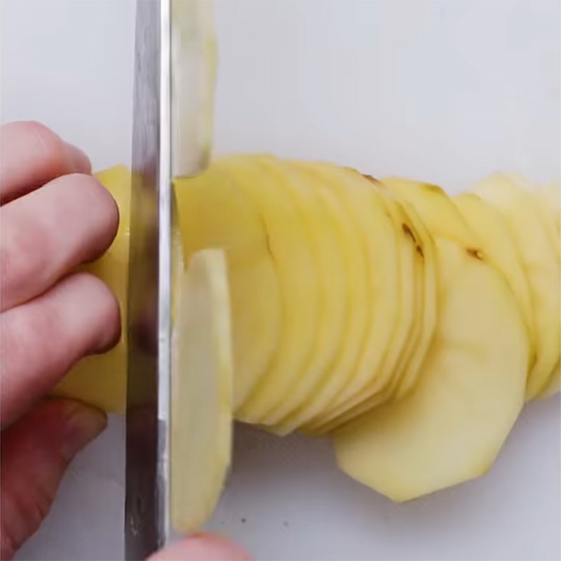 Bước 1 Sơ chế nguyên liệu Khoai tây cuộn thịt bò bằm