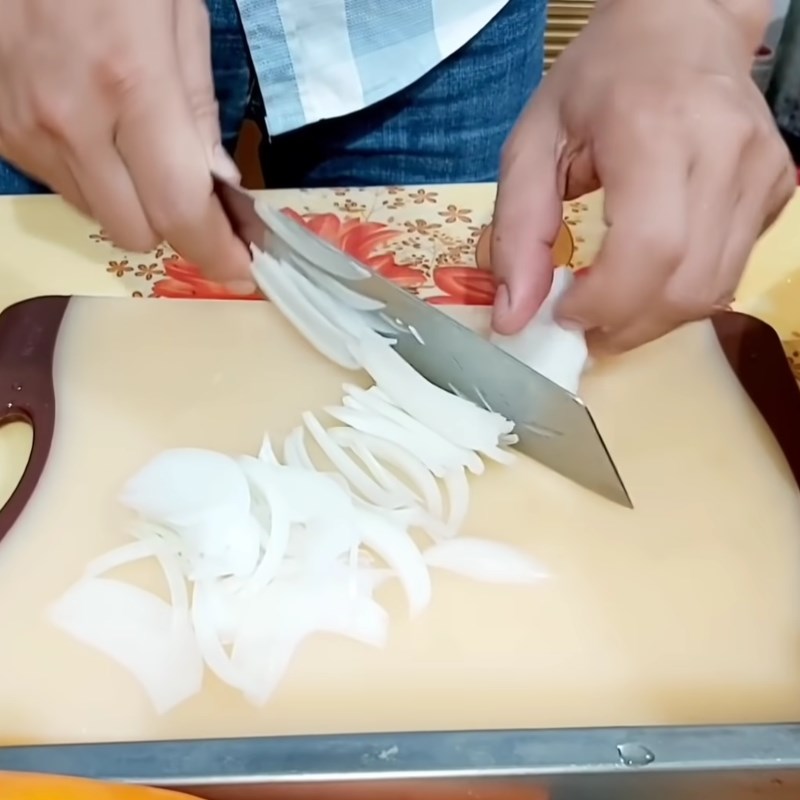 Bước 1 Sơ chế nguyên liệu Nộm gà xé phay