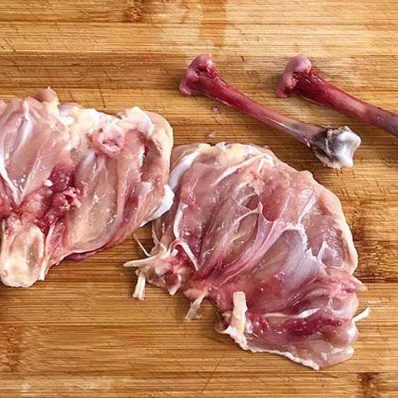 Bước 1 Sơ chế nguyên liệu Gà xào sả ớt