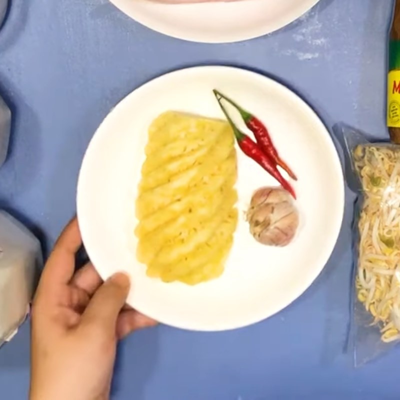 Bước 1 Sơ chế nguyên liệu Bún mắm nêm thịt luộc