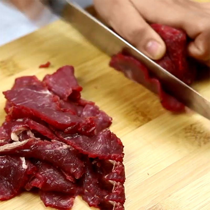 Bước 2 Sơ chế nguyên liệu Bún gạo lứt trộn rau củ thịt bò