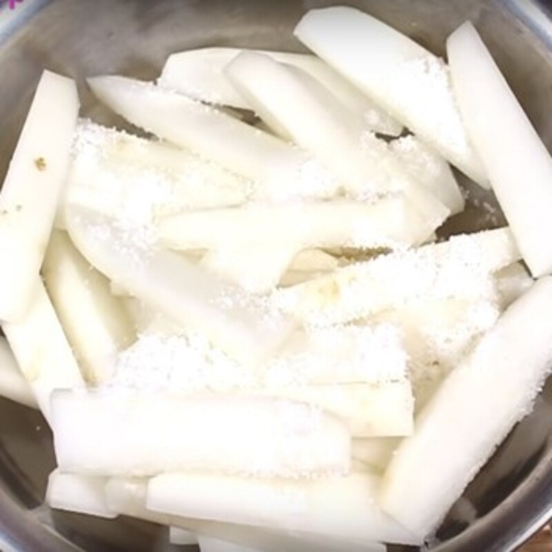 Bước 1 Sơ chế nguyên liệu Củ cải ngâm nước mắm