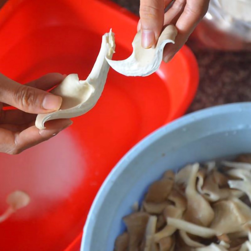 Bước 1 Sơ chế nguyên liệu Mực xào nấm rơm và bào ngư
