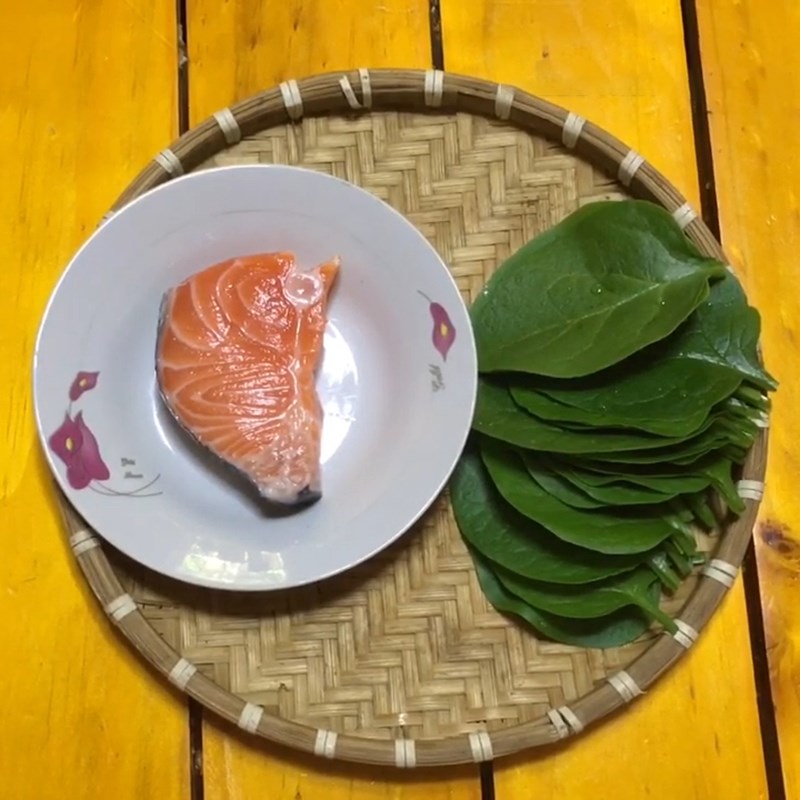 Bước 1 Sơ chế nguyên liệu Cháo cá hồi rau mồng tơi