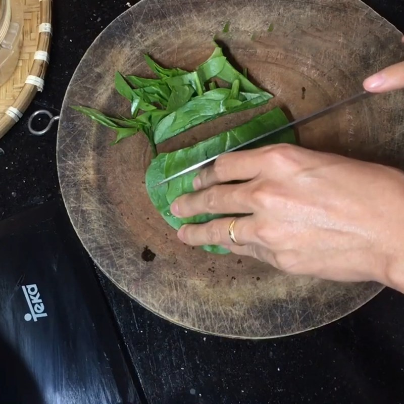 Bước 1 Sơ chế nguyên liệu Cháo cá hồi rau mồng tơi
