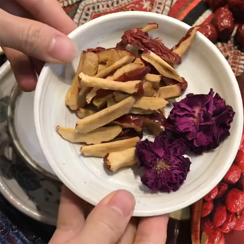 Bước 1 Sơ chế nguyên liệu Trà hoa hồng táo đỏ