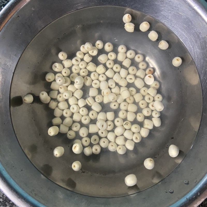 Bước 1 Sơ chế nguyên liệu Chè vải hạt sen (công thức được chia sẻ từ người dùng)