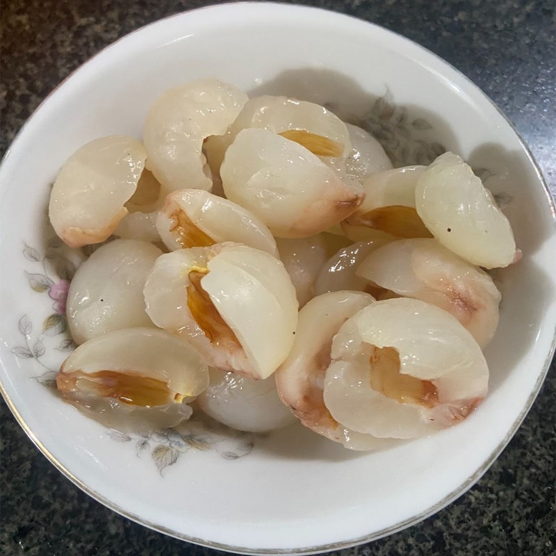 Bước 1 Sơ chế nguyên liệu Chè vải hạt sen (công thức được chia sẻ từ người dùng)
