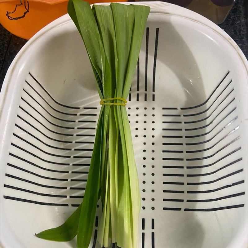 Bước 1 Sơ chế nguyên liệu Chè vải hạt sen (công thức được chia sẻ từ người dùng)