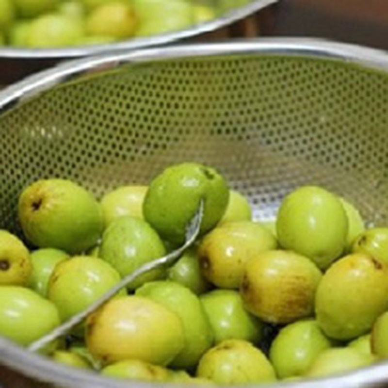 Bước 1 Sơ chế nguyên liệu Mứt táo ta bằng nước vôi