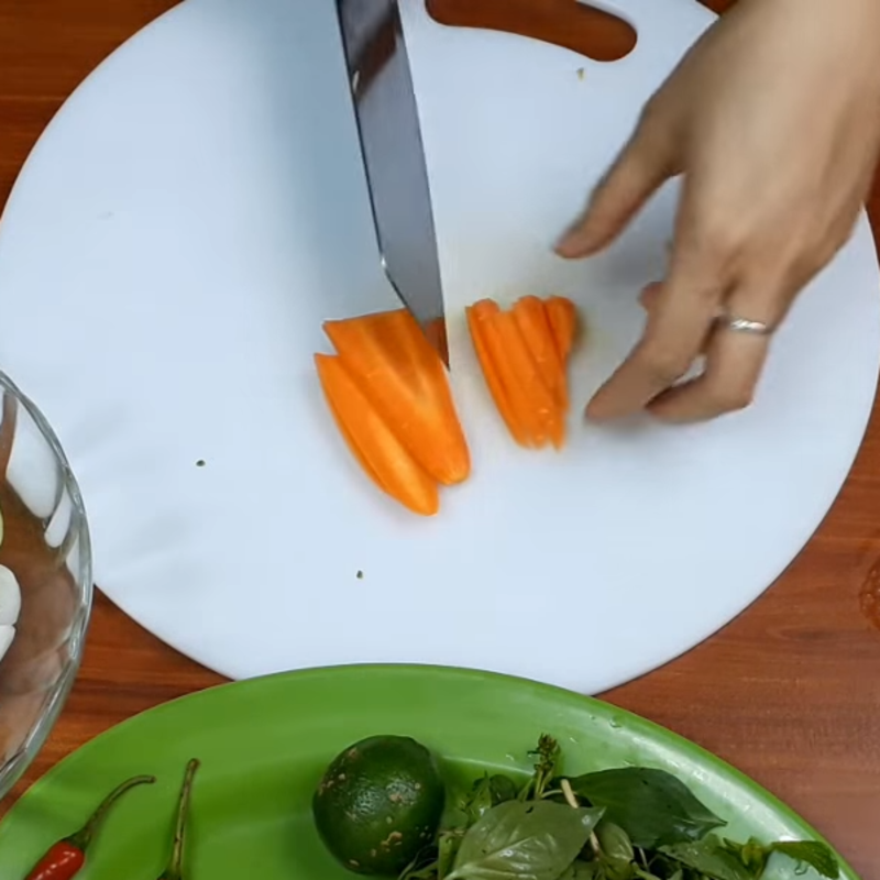 Bước 1 Sơ chế nguyên liệu Gỏi khổ qua tôm thịt