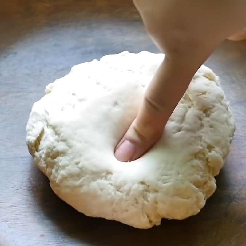 Bước 1 Trộn và nhào bột Bánh cuốn nhân tôm