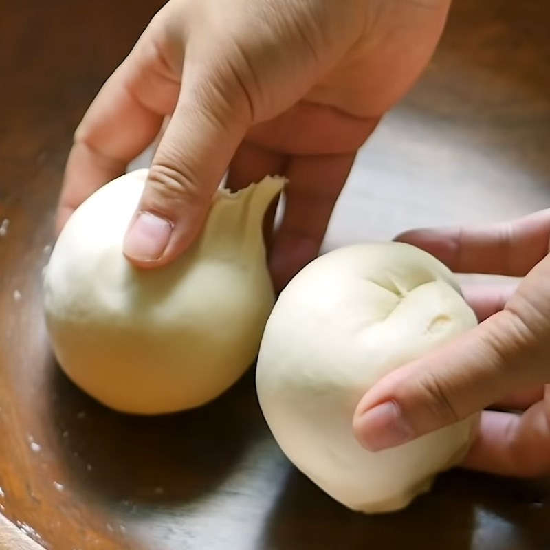 Bước 1 Trộn và nhào bột Bánh cuốn nhân tôm