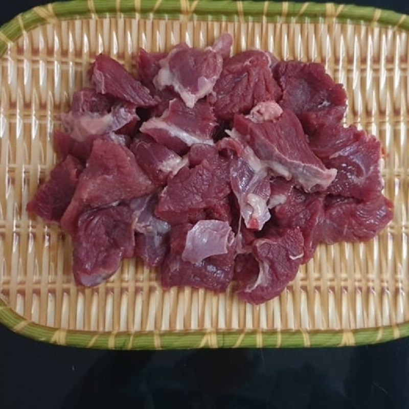 Bước 1 Sơ chế nguyên liệu Thịt bò kho cà rốt với nước dừa