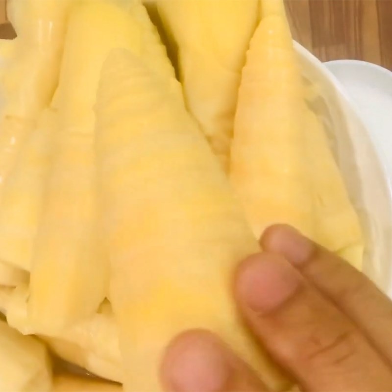 Bước 1 Sơ chế nguyên liệu Măng ngâm mắm ớt