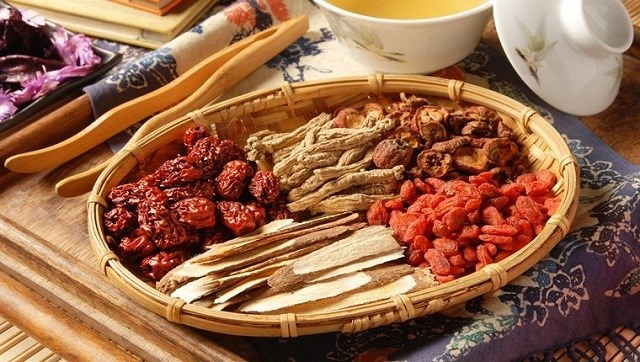 Bước 1 Sơ chế nguyên liệu Gà tiềm thuốc bắc