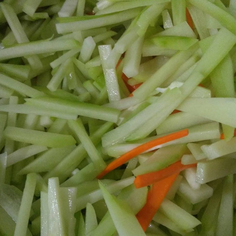 Bước 1 Sơ chế nguyên liệu Su su xào cà rốt
