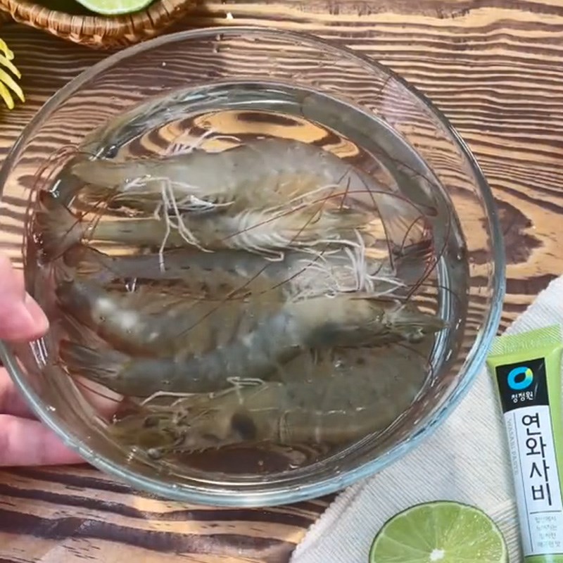 Bước 1 Sơ chế nguyên liệu Tôm sốt thái (Công thức được chia sẻ từ TikTok Cách Nấu Ngon cùng Cách Nấu Ngon)