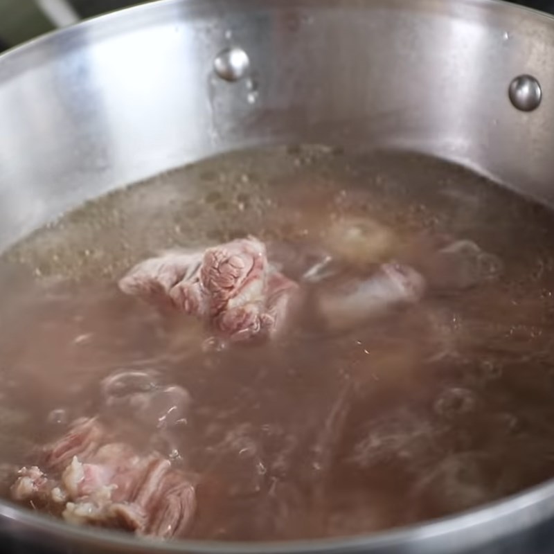 Bước 1 Sơ chế nguyên liệu Canh đuôi bò Hàn Quốc