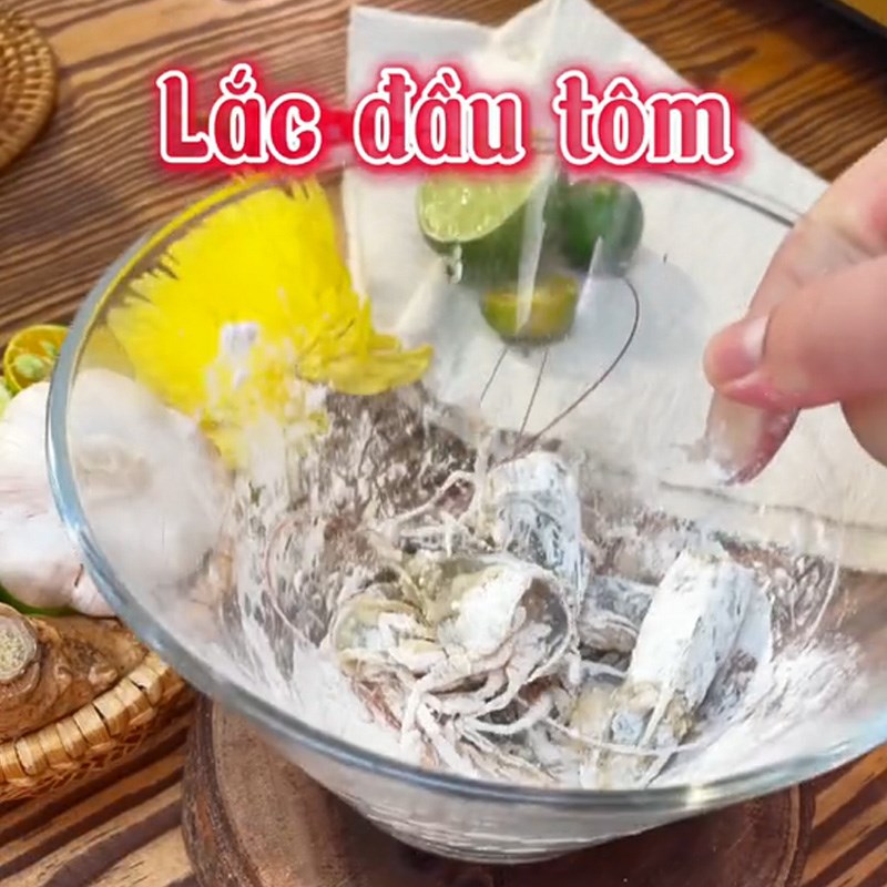 Bước 1 Sơ chế nguyên liệu Tôm sốt thái (Công thức được chia sẻ từ TikTok Cách Nấu Ngon cùng Cách Nấu Ngon)