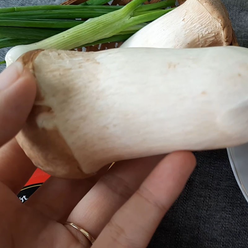 Bước 1 Sơ chế nguyên liệu Ức gà xào nấm đùi gà