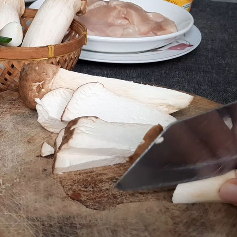 Bước 1 Sơ chế nguyên liệu Ức gà xào nấm đùi gà