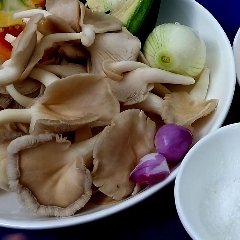 Bước 1 Sơ chế nguyên liệu Ức gà xào nấm bào ngư ớt chuông