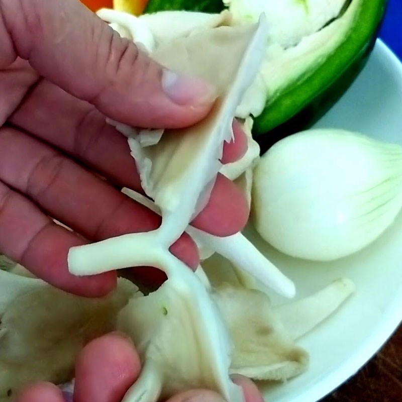 Bước 1 Sơ chế nguyên liệu Ức gà xào nấm bào ngư ớt chuông