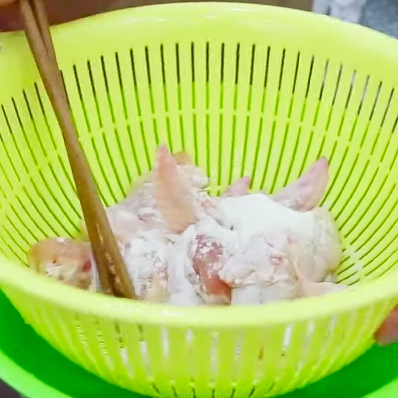 Bước 1 Sơ chế các nguyên liệu Cánh gà chiên nước mắm