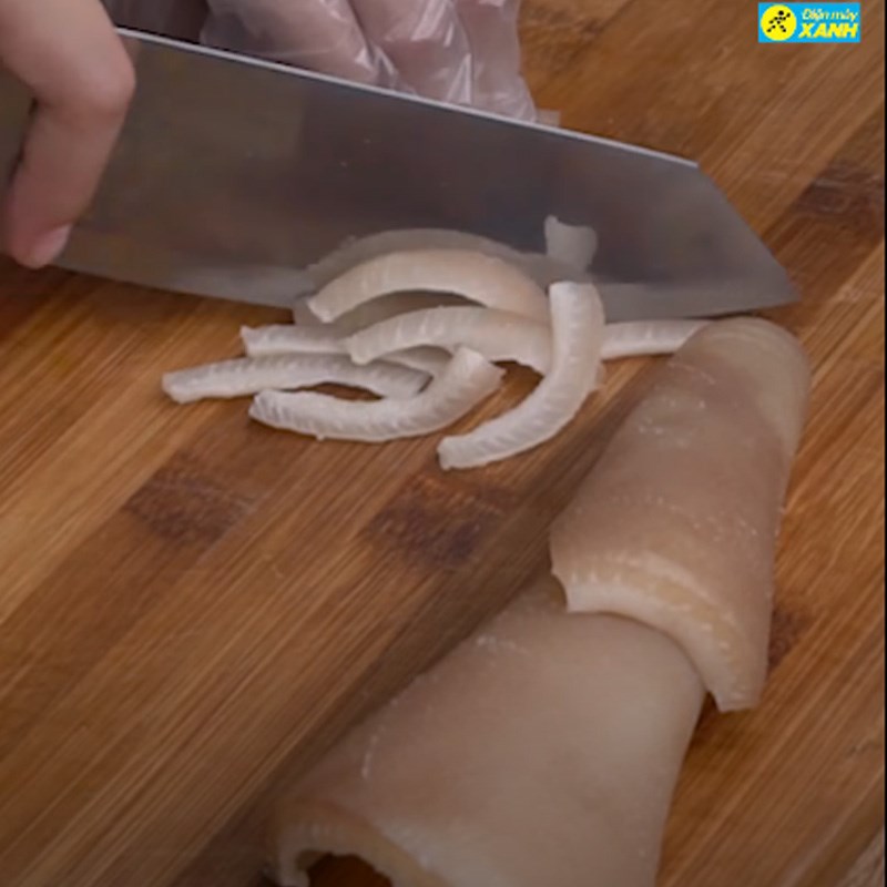Bước 1 Sơ chế nguyên liệu Nem chua ngày Tết