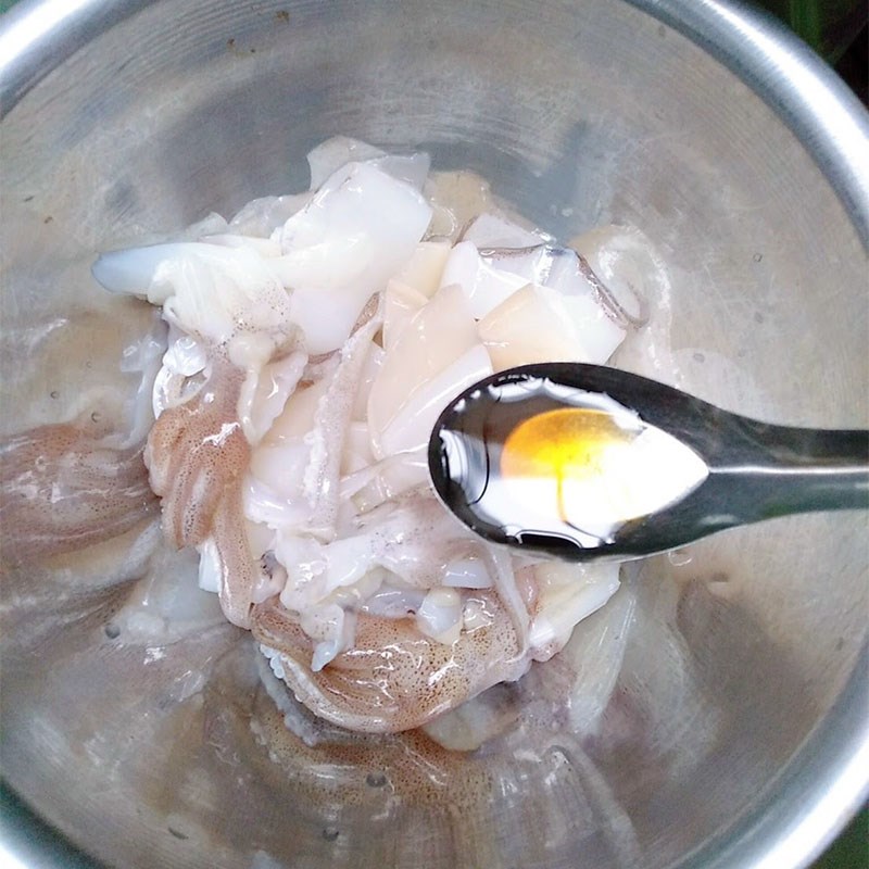Bước 1 Sơ chế nguyên liệu Mực hấp gừng sả