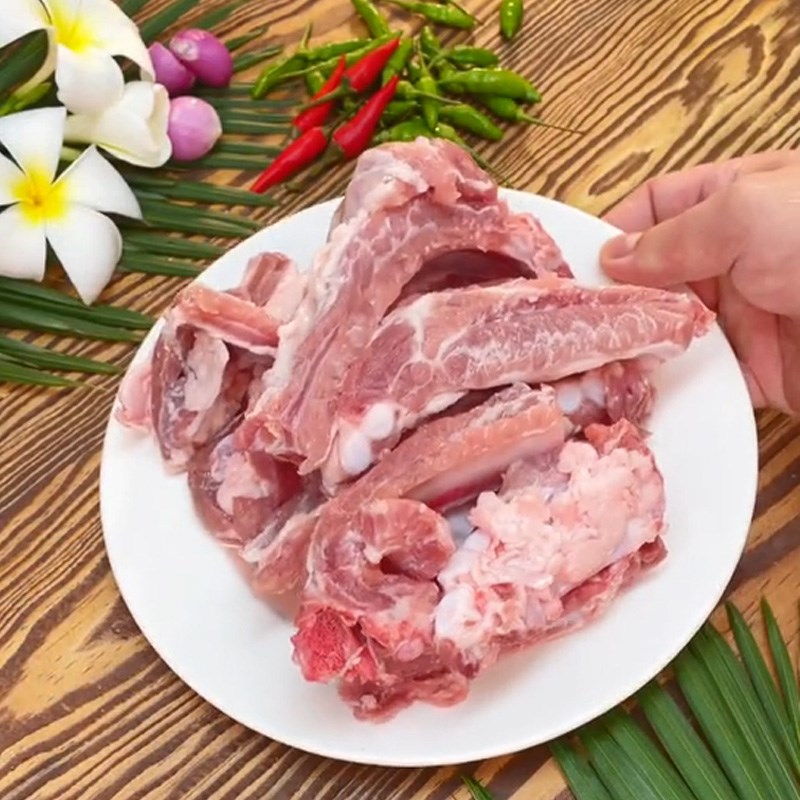 Bước 1 Sơ chế nguyên liệu Sườn kho coca (Công thức được chia sẻ từ TikTok Cách Nấu Ngon cùng Cách Nấu Ngon)