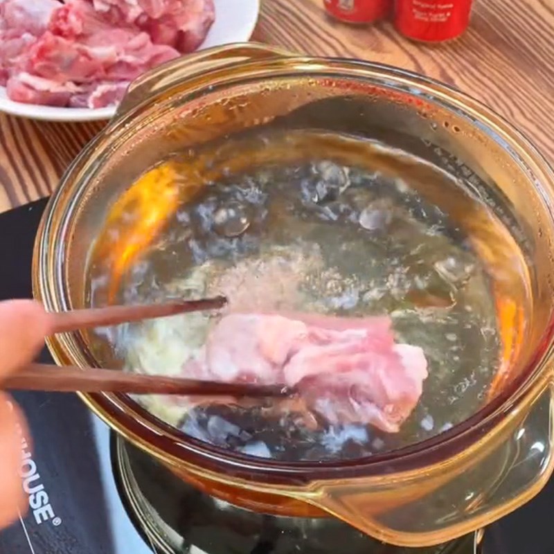 Bước 1 Sơ chế nguyên liệu Sườn kho coca (Công thức được chia sẻ từ TikTok Cách Nấu Ngon cùng Cách Nấu Ngon)