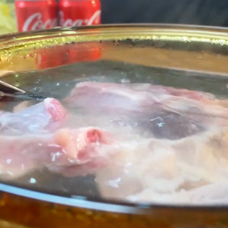 Bước 1 Sơ chế nguyên liệu Sườn kho coca (Công thức được chia sẻ từ TikTok Cách Nấu Ngon cùng Cách Nấu Ngon)