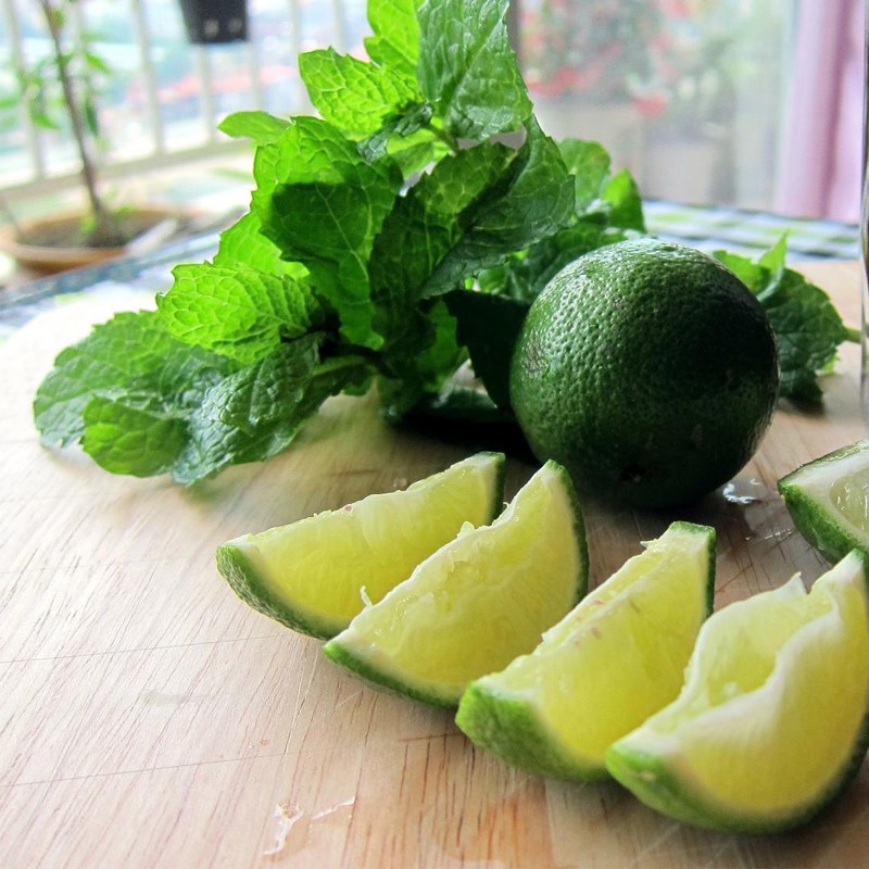 Bước 1 Sơ chế nguyên liệu Mojito việt quất