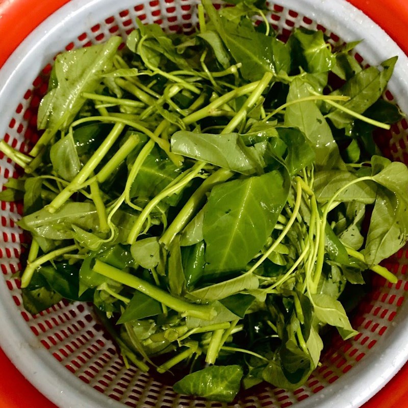 Bước 1 Sơ chế nguyên liệu Mực xào rau muống