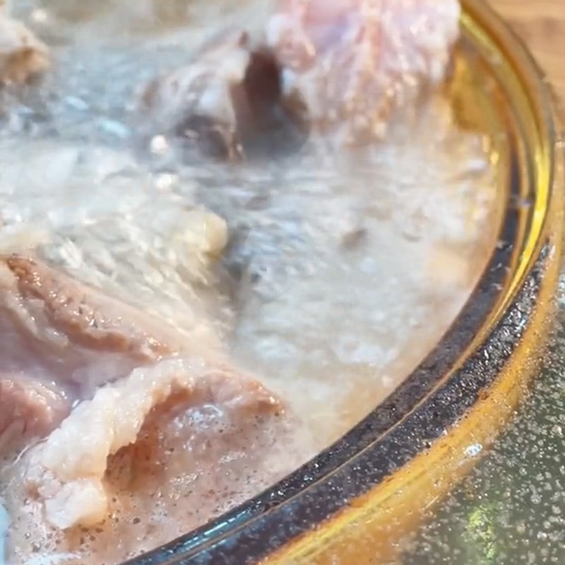 Bước 1 Sơ chế nguyên liệu Sườn kho coca (Công thức được chia sẻ từ TikTok Cách Nấu Ngon cùng Cách Nấu Ngon)