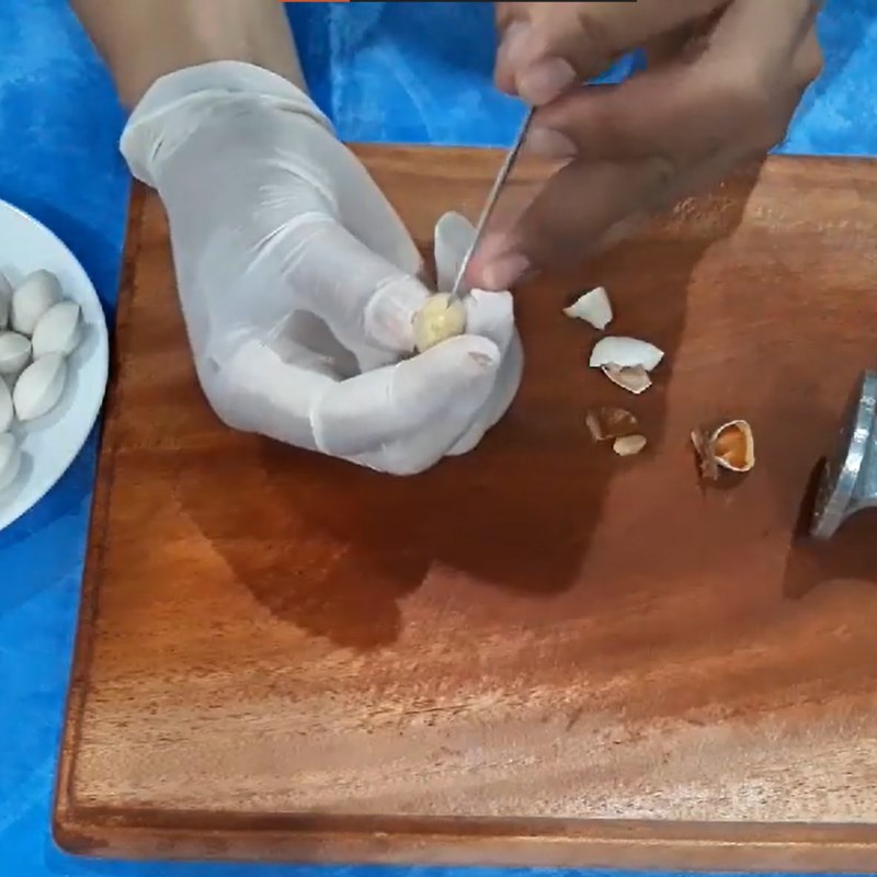 Bước 1 Sơ chế nguyên liệu Chè bạch quả hạt sen nhãn nhục