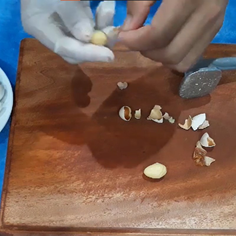 Bước 1 Sơ chế nguyên liệu Chè bạch quả hạt sen nhãn nhục